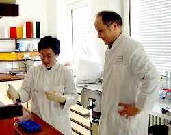 GS-BS Dag Harmsen (phải) trong phòng thí nghiệm