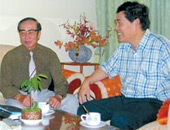 Ông Bùi Minh Trí (trái) và tiến sĩ Bùi Ngọc Oánh.