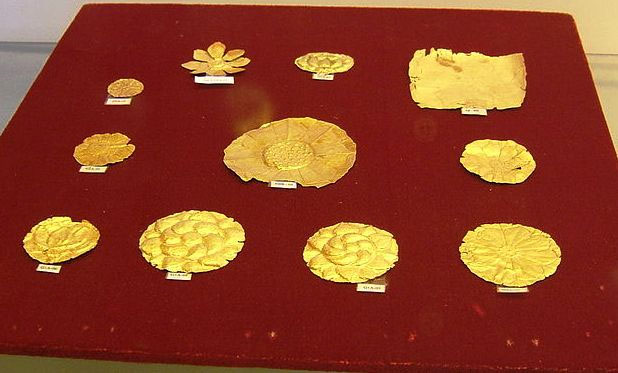 Những bông hoa sen được đúc bằng chất liệu vàng được phát hiện tại thánh địa Cát Tiên