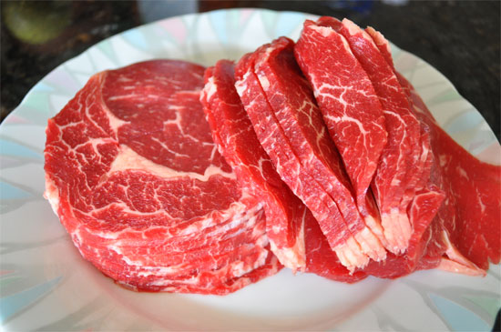 Thịt bò ngon có màu đỏ tươi 