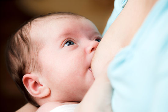 Nuôi con bằng sữa mẹ không chỉ tốt cho trẻ mà còn cải thiện sức khỏe người mẹ