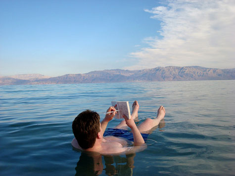 Một du khách đang tắm ở Biển Chết. (Ảnh: Guideoftravels)
