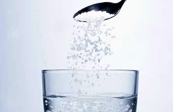 Nước muối giảm cơn đau viêm khớp