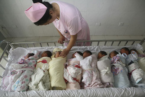 Y tá chăm sóc các trẻ sơ sinh tại một bệnh viện tỉnh Hồ Bắc, Trung Quốc. Chính sách một con của Trung Quốc đang góp phần làm chậm sự gia tăng dân số thế giới. (Ảnh: Xinhua)