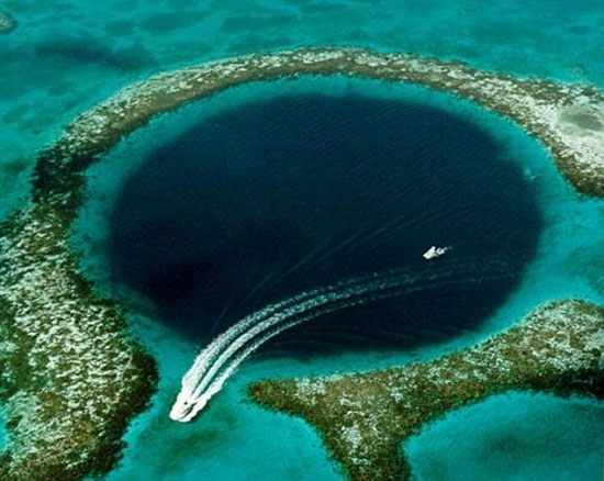Great Blue Hole nằm cách đường bờ biển Belize ở Trung Mỹ 96km. Đây là địa điểm lặn nổi tiếng có độ sâu 124m.