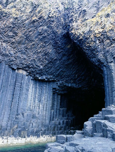 Các cột đá bazan hình lục giác trong hang động Fingal, Scotland tương tự như hình dạng được tìm thấy ở bãi đá Giant’s Causeway ở phía bắc Ireland.