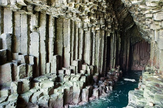 Hang động Fingal nằm trên hòn đảo hoang vắng ở Staffa, Scotland: Các cột hình lục giác được hình thành từ loại đá bazan.