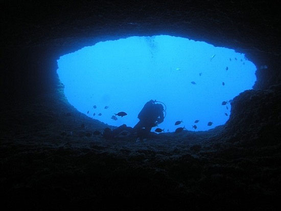 Hố nước Belvedere ở Sardinia – đảo lớn thứ 2 ở Biển Địa Trung Hải. Theo truyền thuyết, đây là chỗ ở của ông già trong tác phẩm "Ông già và biển cả".