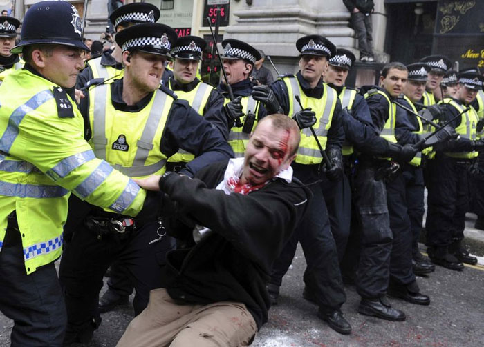 Cảnh sát Anh khống chế một người gây rối trong làn sóng bạo loạn tại London. 