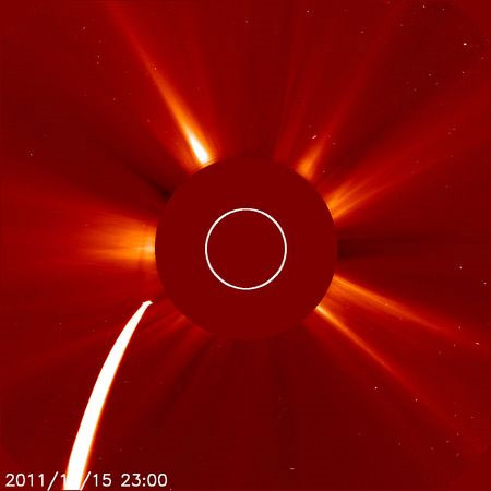 Hình ảnh ghi lại của tàu thăm dò Mặt trời SOHO của NASA sao chổi Lovejoy đang lao thẳng về phía Mặt trời. Sao chổi Lovejoy thuộc nhóm "Kreutz sungrazer" – những sao chổi có quỹ đạo bay rất gần Mặt trời, mới được phát hiện vào ngày 27/11 vừa qua.