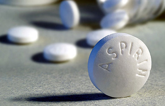 Hòa tan thuốc aspirin vào nước để súc họng sẽ giúp giảm hiệu quả các triệu chứng viêm họng Cách chữa viêm họng hữu hiệu vào mùa đông