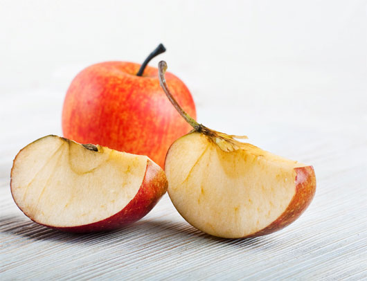 Trông miếng táo thâm thâm thật sự mất thẩm mĩ, ăn cũng thấy không ngon luôn.
