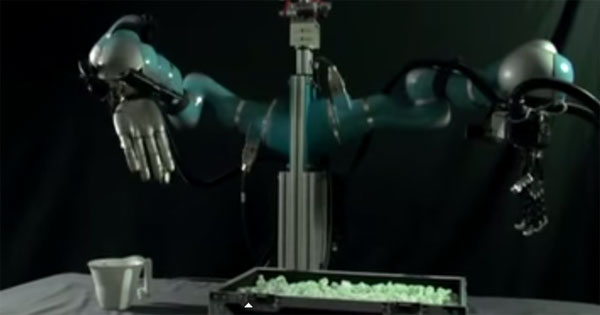 Nhà khoa học Anh giới thiệu robot rửa bát