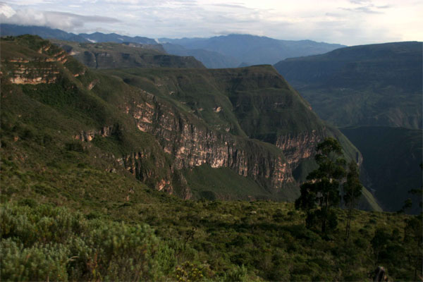 Kỳ dị những 'cỗ quan tài hình người' 600 năm tuổi dựng đứng rên vách đá cao 2000m ở Peru 9