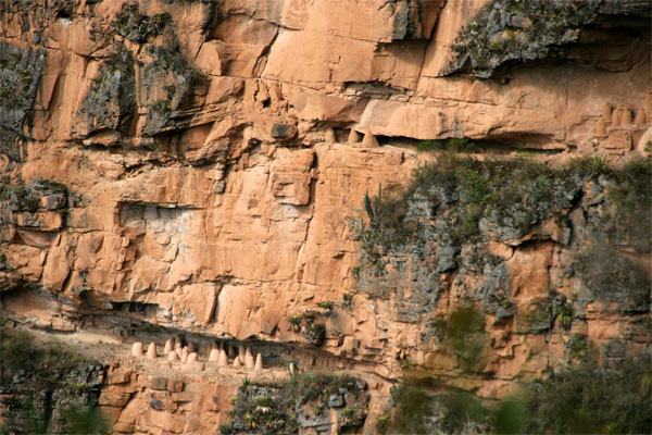 Kỳ dị những 'cỗ quan tài hình người' 600 năm tuổi dựng đứng rên vách đá cao 2000m ở Peru 15