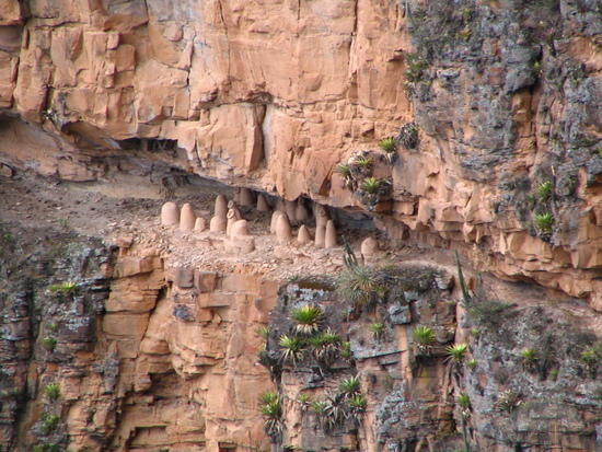 Kỳ dị những 'cỗ quan tài hình người' 600 năm tuổi dựng đứng rên vách đá cao 2000m ở Peru 14
