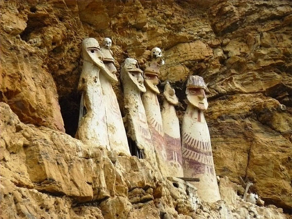 Kỳ dị những 'cỗ quan tài hình người' 600 năm tuổi dựng đứng rên vách đá cao 2000m ở Peru 10