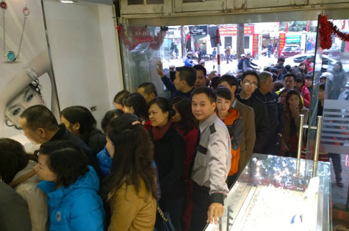Người dân chen chúc mua vàng trong ngày "Vía thần tài" năm 2014. 