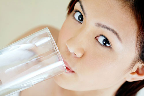 uống nước Tại sao cần uống nước vào buổi sáng
