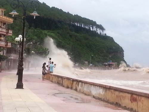 Không ra bờ biển khi bão đến và mực nước đang dâng cao Hướng dẫn cách ứng phó khi lũ lụt