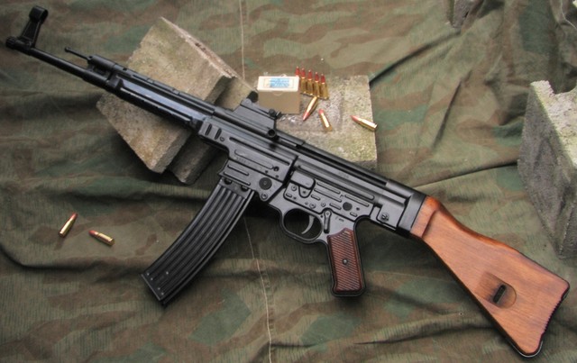 13/11/1947 - Liên Xô hoàn tất công đoạn phát triển súng trường tấn công AK-47