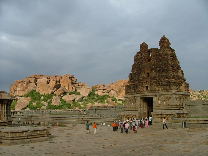 Những tàn tích của đế chế Vijayanagara hiện nay tại Hampi nằm gần làng Bellary.