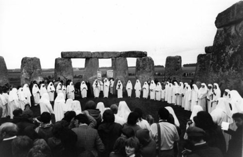 Nghi lễ chúc mừng chu kì vũ trụ tổ chức vào năm 1970 tại Stonehenge.