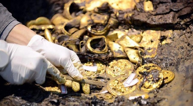 Các nhà khảo cổ học ngày 24 khai quật được 96 đồng vàng, 33 thỏi vàng móng ngựa, 15 thỏi vàng móng hươu, 20 tấm vàng.