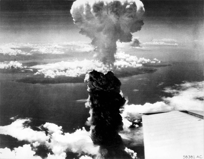 Nước Mỹ tung ra một chiến dịch mang tên "Manhattan Project" với mục đích thiết kế một loại vũ khí nguy hiểm 