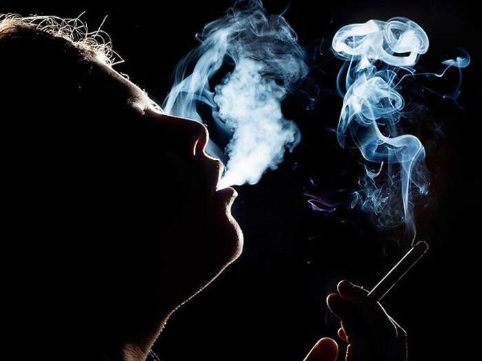 Hút thuốc là cũng là một trong những nguyên nhân gây ung thư vòm họng