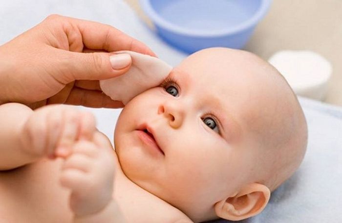 Các mẹ nên dùng các biện pháp hạ sốt khác song song với việc dùng thuốc. Các mẹ nên dùng các biện pháp hạ sốt khác song song với việc dùng thuốc.
