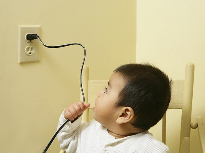 Không để các dụng cụ điện, dây dẫn điện ngang tầm tay trẻ em.