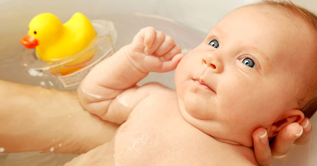 4 điều phải tránh khi cho trẻ tắm vào mùa đông