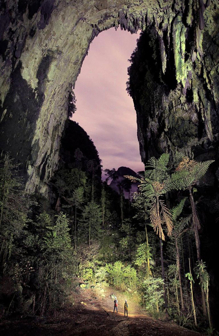 Hệ thống hang động rộng lớn mang vẻ đẹp nguyên sơ với các cột nhũ đá.