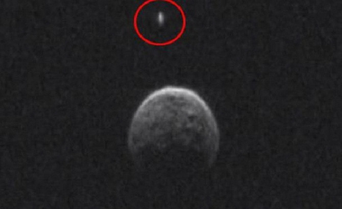 Bức ảnh do NASA công bố với chú thích vật thể to là tiểu hành tinh, còn đốm sáng nhỏ là tiểu mặt trăng.
