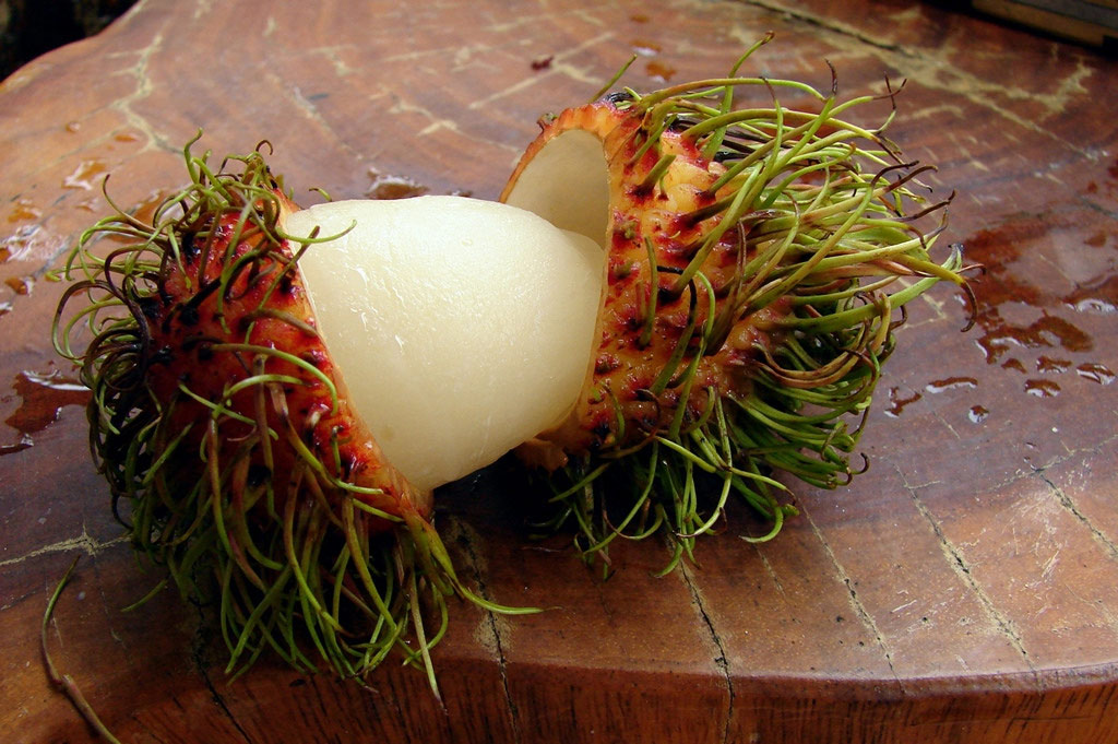 Trái chôm chôm ngon ngọt với vỏ màu đỏ, có tua mềm bao quanh, rất phổ biến ở Việt Nam.