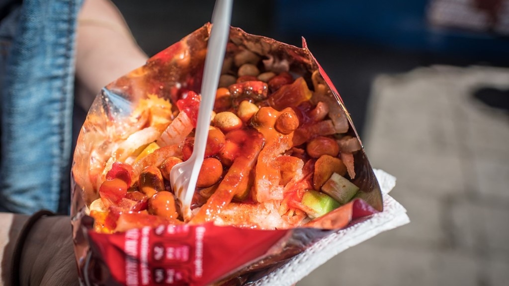 Dorilocos, Mexico: Món ăn được người dân Mexico yêu thích này gồm một túi Doritos phô mai, thêm bì lợn, tương ớt, kẹo dẻo, củ đậu, dưa chuột, cà rốt, đậu phộng, chanh và ớt. Bạn sẽ được thưởng thức nhiều mùi vị pha trộn một cách ấn tượng và độc đáo.