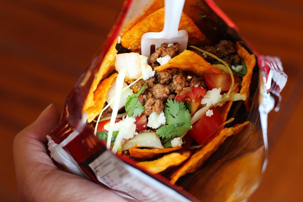 "Taco túi", Mỹ: Thay vì phần nhân được kẹp trong vỏ bánh như món taco thông thường, trong món taco túi, phần nhân và vỏ bánh được cho vào túi và ăn bằng dĩa. Nhiều người coi đây là một món ăn vỉa hè hoàn hảo, thích hợp để bạn vừa đi bộ vừa thưởng thức.