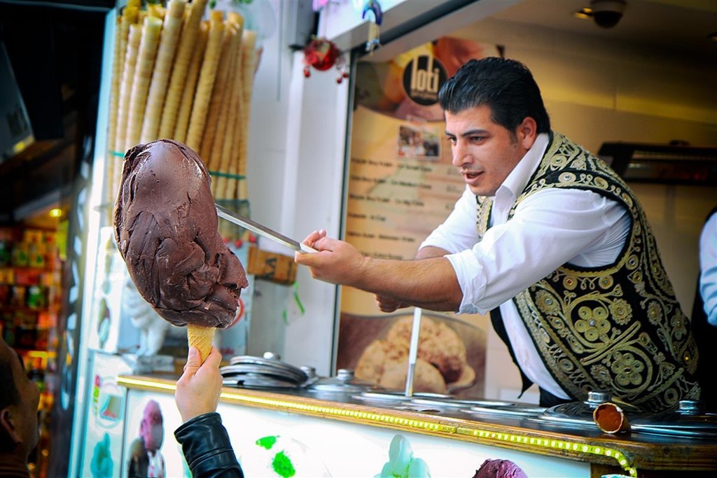Salep dondurma, Thổ Nhĩ Kỳ: Trên đường phố Istanbul, bạn có thể thấy những người bán hàng đứng sau xe kem, quấy và kéo một loại đồ ăn giống như bột dẻo. Tuy nhiên, đây không phải bột mà là một loại kem rất ngon.