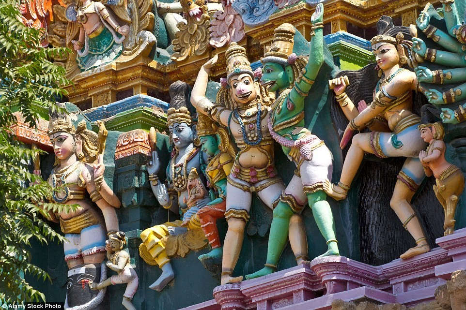Một số dự án khôi phục đền được thực hiện những năm gần đây để đưa đền Meenakshi về hiện trạng ban đầu.
