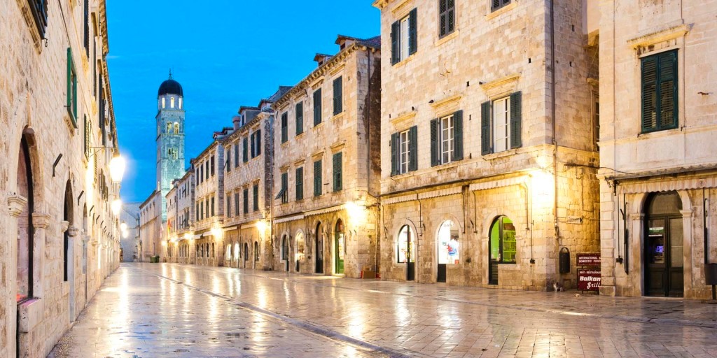 oàn bộ khu vực phố cổ của Dubrovnik đều dành cho người đi bộ, cấm mọi phương tiện có động cơ. 