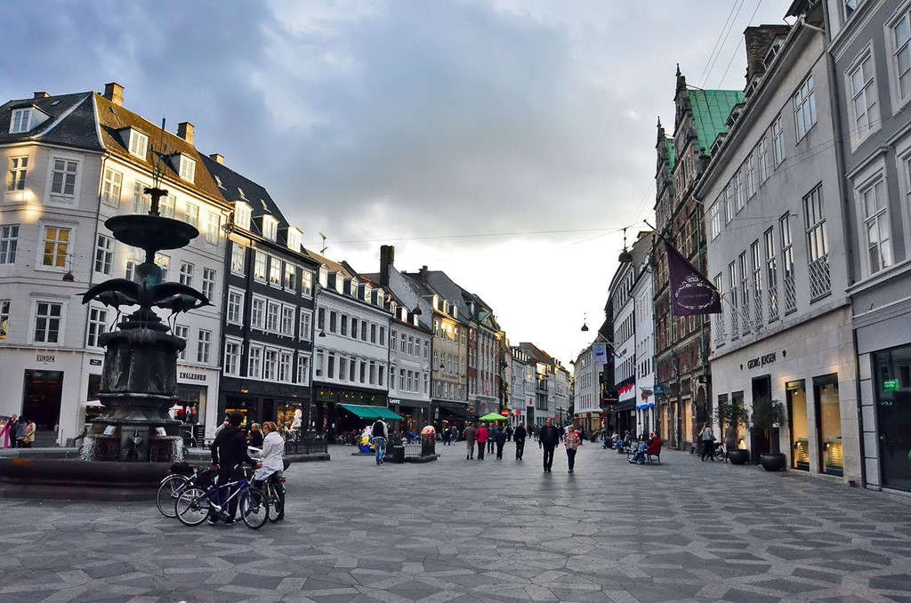 Phố Strøget, Copenhagen, Đan Mạch: Đây là một điểm tham quan nổi tiếng đông khách của khu Copenhagen cổ. 