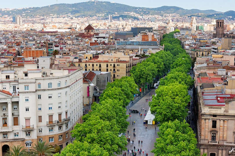 Với hàng cây xanh mướt trải dọc phố, La Rambla là tuyến đường đi bộ nhộn nhịp và sôi động nhất Barcelona.