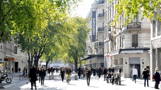 Phố République, Lyon, Pháp: Con phố mua sắm chính của Lyon thu hút du khách không chỉ nhờ những cửa hàng phong phú, mà còn do vẻ đẹp của các tòa nhà, hàng cây xanh mướt.