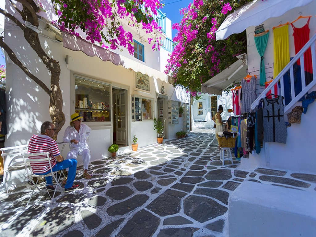 Phố Matoyoanni, đảo Mykonos, Hy Lạp: Có thể nói đây là con phố nổi tiếng nhất đảo Mykonos, nơi tập trung các cửa hàng và có nhiều hoạt động về đêm. 