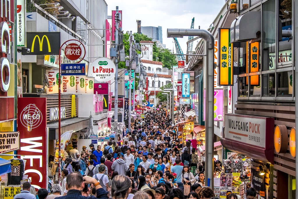 Phố Takeshita, Harajuku, Nhật Bản: Con phố thời trang nổi tiếng nhất Nhật Bản này là thiên đường cho những du khách mê mua sắm. 