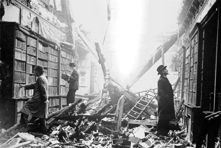 Thứ 6 ngày 13/9/1940, 5 quả bom của phát xít Đức rơi trúng cung điện Buckingham và phá hủy nhà thờ trong cung điện.