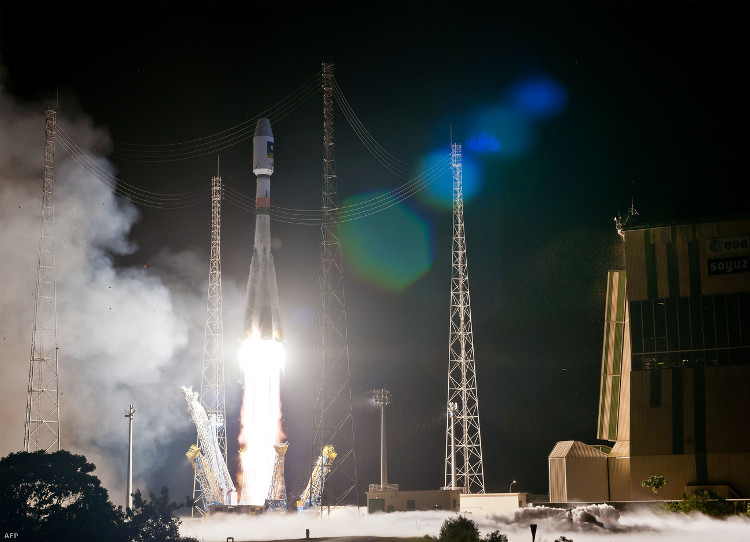 Tên lửa đẩy Soyuz mang theo vệ tinh Galileo 9 và 10 rời bệ phóng tại trung tâm phóng vệ tinh ở Guiana thuộc Pháp ngày 11/09/2015. 