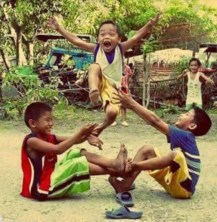 Nhớ lại những kỷ niệm vui tươi của thời thơ ấu với những trò chơi trẻ em Việt ngày xưa. Hình ảnh các bé chơi oẳn tù tì, cờ cá ngựa, bống bống bang bang... sẽ khiến bạn trở về tuổi thơ và cảm thấy thật ấm áp.