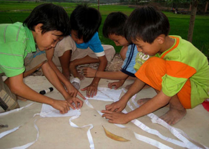 Cánh diều tuổi thơ ngày xưa thường được làm từ khung tre, dán giấy vở học sinh, giấy bao xi măng và dính bằng cơm nguội.